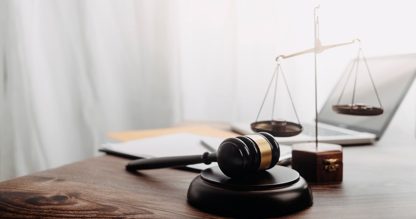 Symbol wymiaru sprawiedliwości ilustrujący wpływ wyroku TSUE na kredyty z WIBOR-em